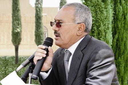 رئيس الجمهورية أثناء لقائه بالمشايخ والشخصيات الاجتماعية وأعضاء المجلس المحلي والشباب في مديرية بني مطر بمحافظة صنعاء أمس